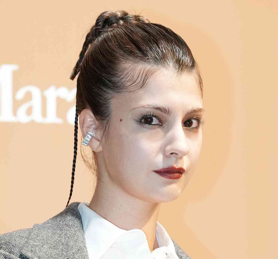 32歳マギー、上半身「ほぼ裸」ファーで前面隠し悩殺動画アップ「生で見たい」「赤い羽根募金？」