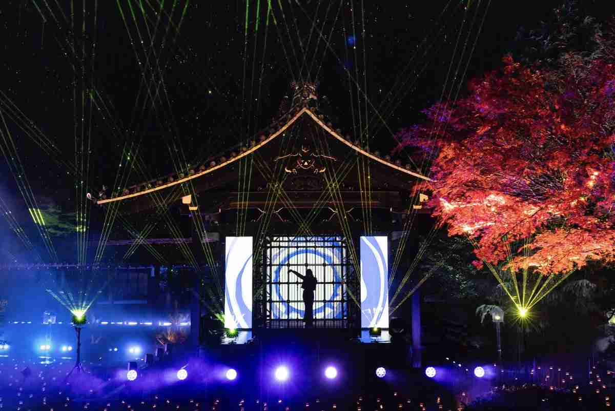 『紅白』のAdoに「カッコ良すぎる」絶賛の声も…姿かたちのない歌手が真に世の中から受け入れられるのだろうか？