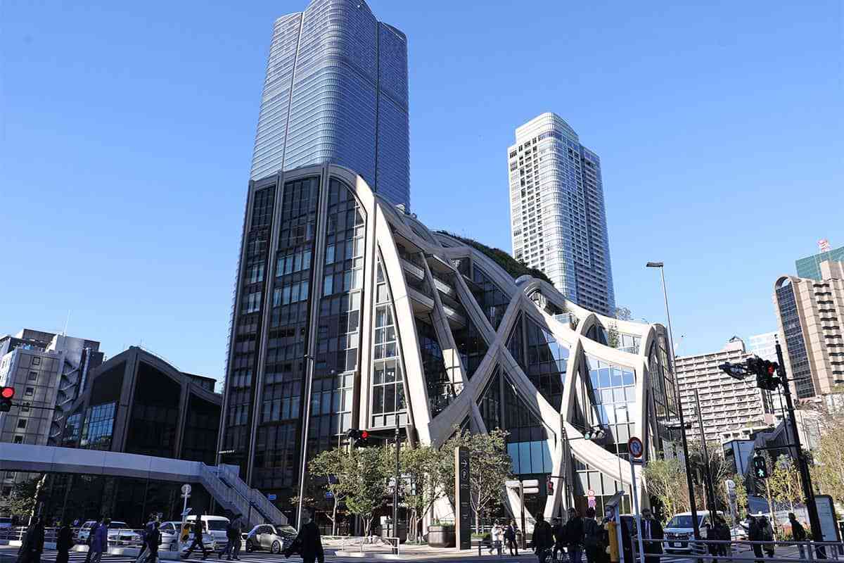 日本一の高さ「麻布台ヒルズ」オープン初日は迷路のような構造に“迷子”続出！　高級ブティックは多くが未開店