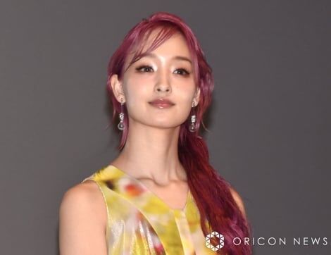 剛力彩芽、超ド派手なピンクへアで登場　笑顔で「ちょっとグレてます」