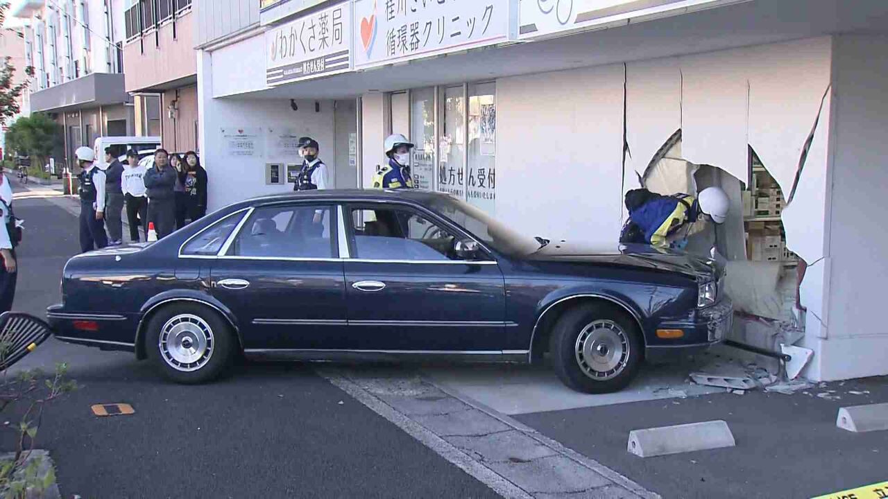97歳の高齢ドライバーの車がビルに突っ込む　「車に乗っていなかった」意味不明な説明　京都市