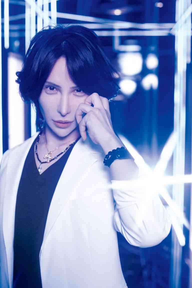 歌舞伎町にある“予約が取れない美容外科”、日本一バズる「小顔整形ドクター」の正体とは？自身も3500万円かけて整形