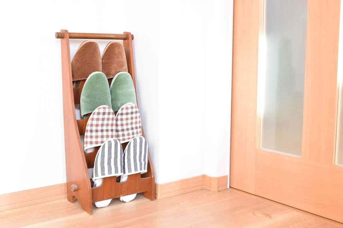 訪問先の家のスリッパ「履きたくない」人と「履かせたい」人の終わりなきバトル　「絶対洗ってないよね」「床を汚されたくない」それぞれ譲れない事情