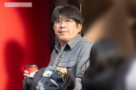 とんねるず・石橋貴明、宮脇咲良似の美女をつれて堂々の原宿ショッピング、大谷翔平と契約する『ニューバランス』で1時間物色の末にお買い上げした商品