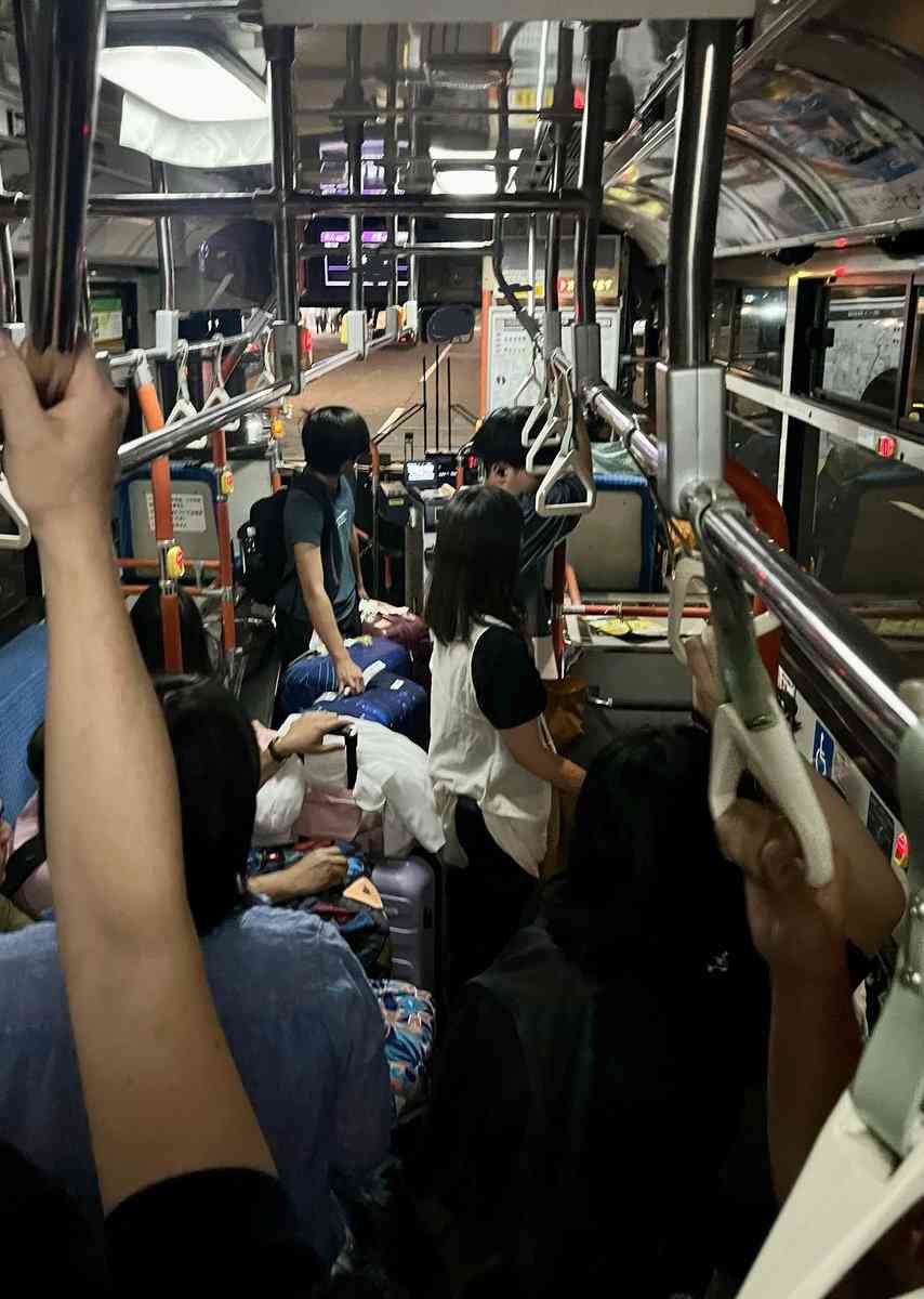 京都人がいう「バス乗れない」の現状が一目で分かる写真がエグい話…スーツケースを持った客がどかさない、乗ったら降りれない、渋滞もないのに遅延する地獄