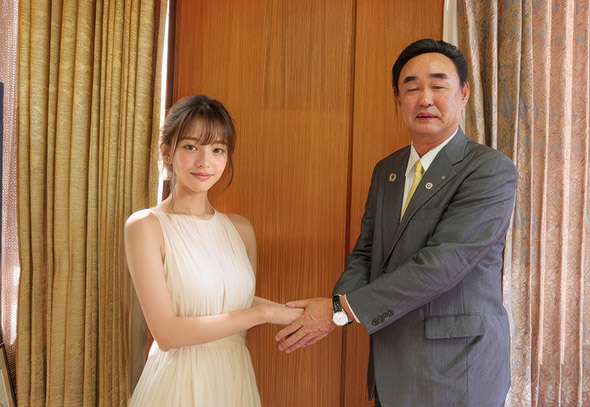 AIで生成された女性モデル、地方創生の顔に　自然に町長と写真に収まっててすげぇぇぇぇ!!