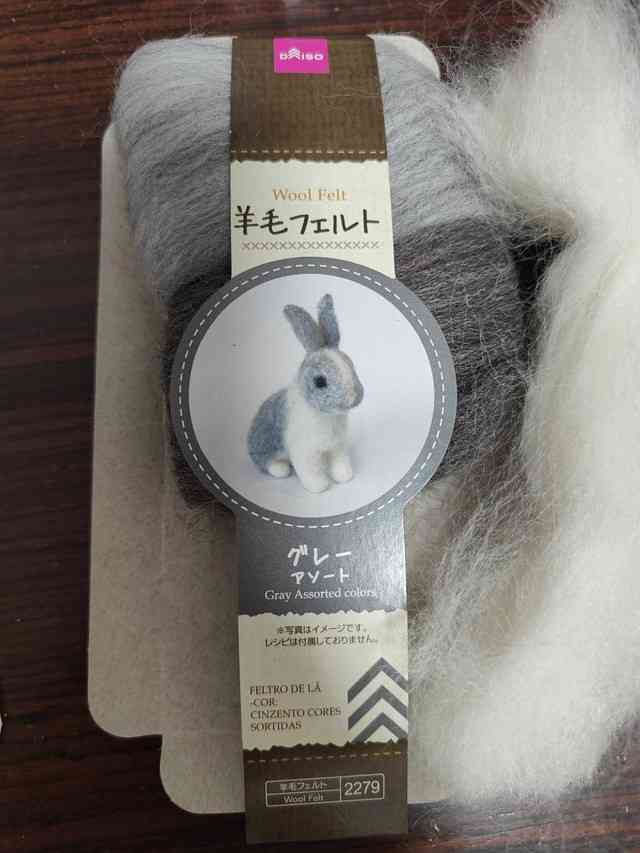 羊毛フェルト初挑戦、うさぎ作るぞ→あれ？呪われた生物が爆誕　ネット苦笑「か、かわいいよ」
