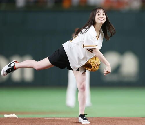 【巨人】橋本環奈リベンジ始球式でワンバン投球　戸郷翔征に指導受け「すごくぜいたくな時間」