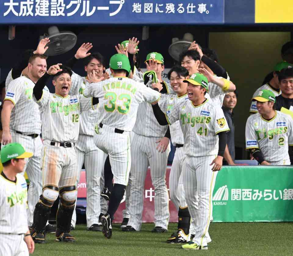 阪神が8連勝で60勝一番乗り　貯金は今季最多の22　代打・糸原が殊勲の決勝適時二塁打