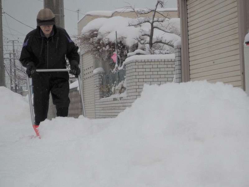 「雪かき」に死のリスクも　スポーツ並み重労働　高齢者らは注意