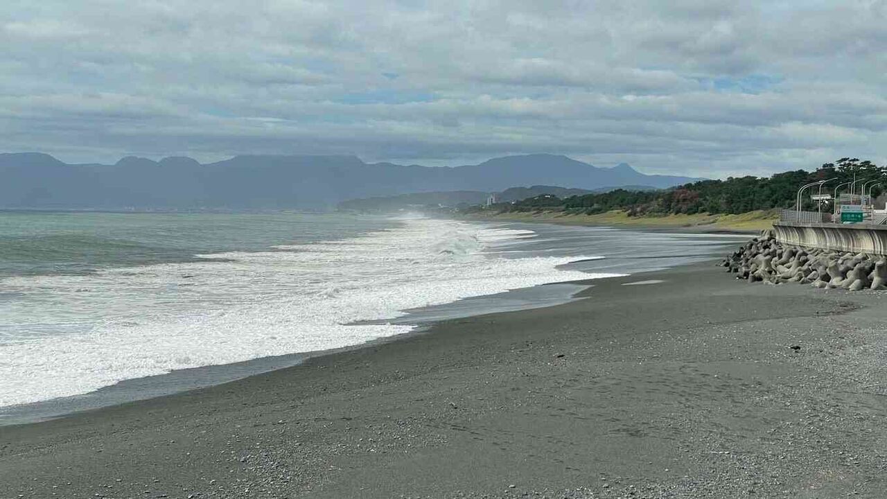 台風の影響か…神奈川県大磯町に“海釣り”来ていた3人が波にさらわれる　60代男性が死亡　50代男性2人は自力で岸上がる　照ヶ崎海岸