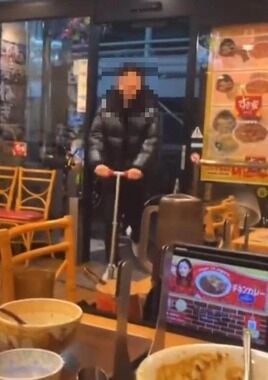 すき家にキックボードで入店、そのまま座席へ衝突　迷惑動画がSNS拡散...広報困惑「危険なのでやめて」
