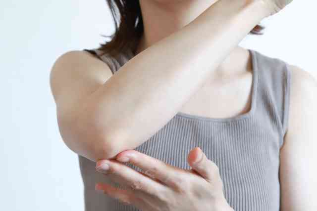 凶悪！街中ですれ違いざま「キャリアウーマン風の女」に2度もエルボーを食らった女性