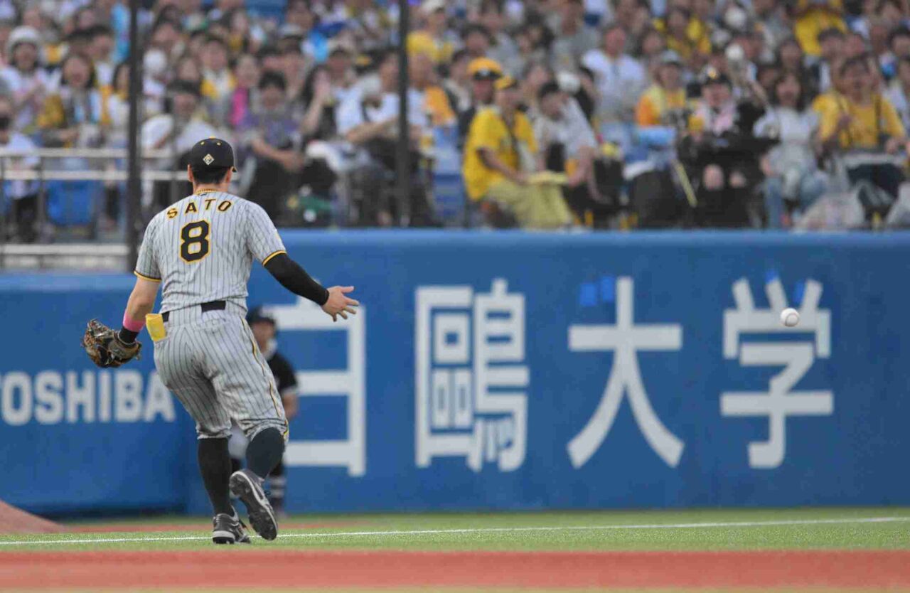 阪神・佐藤輝明がまさかの落球で23失策目…ピンチ招き西勇は3ラン被弾　取り損ねて頭に当たる珍プレーに解説絶句「グラブに穴空いてないですよね？」