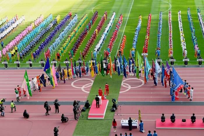高校サッカー選手権、マスク着用行進にSNS疑問の声　開会式の光景に「変だよ絶対」「世界の笑い物」
