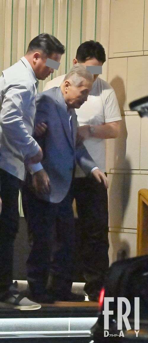 足元はおぼつかず…安倍派「親分」森喜朗元首相が銀座の「１人4万円」最高級ステーキ店にやってきた