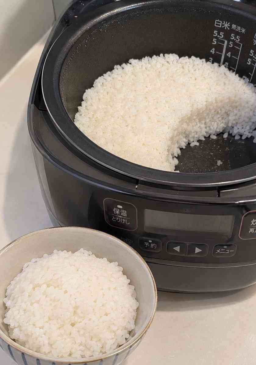 「炊き立てご飯、こういうよそい方をする人は廊下に立ってください」一枚の画像が添付された投稿に共感する声と、混ぜない派の意見が集まり賛否両論に