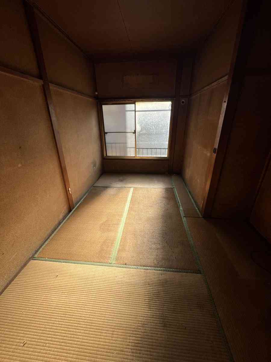 「40年住んでたおじいさんが退去しました」投稿された空き部屋の写真に心ザワつく人続出「エモい」「グッとくる」「え、事故物件感‥」気になる、おじいさんの行方は