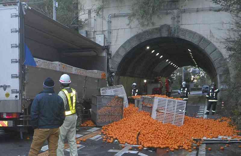 ミカン10トン散乱、国道6時間通行止め　和歌山でトラック横転