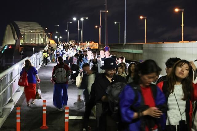 万博最終日、徹夜組の行列は900メートルに　20時間待つ人も