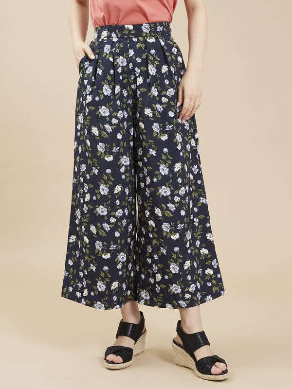 オフィスカジュアルとしてアリか判断してもらう