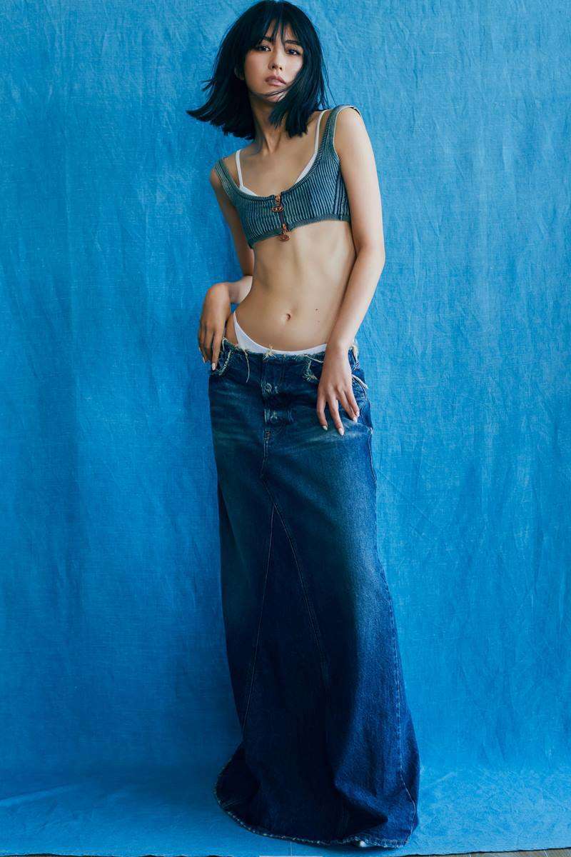 櫻坂46 土生瑞穂、ブラトップ&ローライズデニムスカートでヘルシーな美スタイル