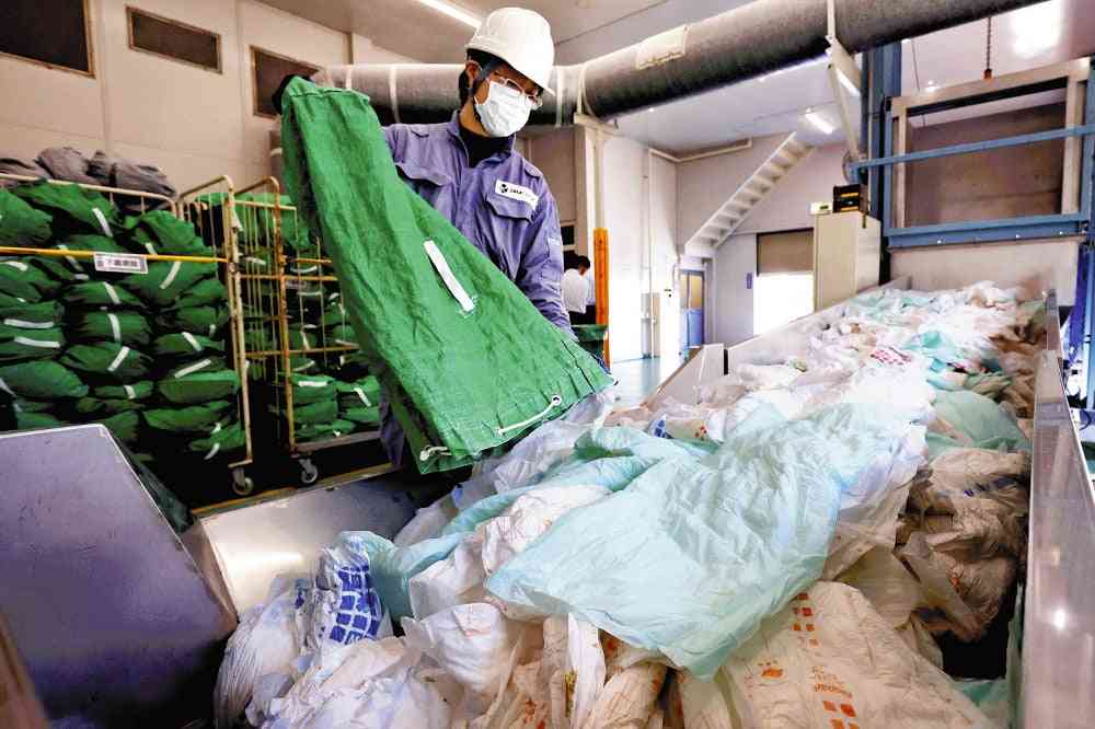 湿った紙おむつの廃棄量、高齢化で増加の一途…燃やすために必要な灯油で焼却炉を傷める悪循環