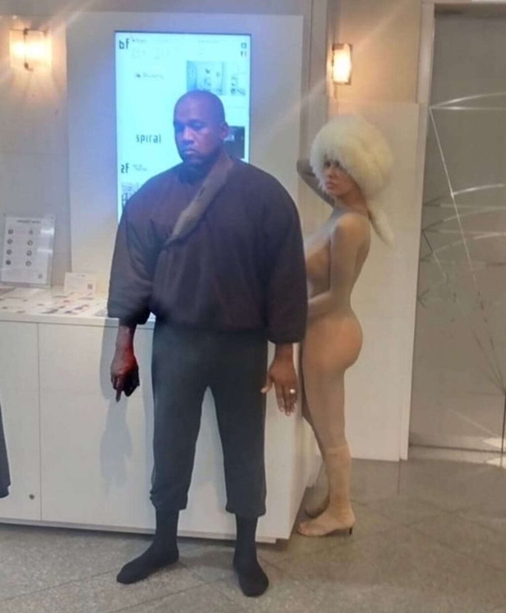 「えっ！裸やん」”世界的お騒がせラッパー”カニエ・ウェスト新妻の奇抜ファッションにファンも苦笑