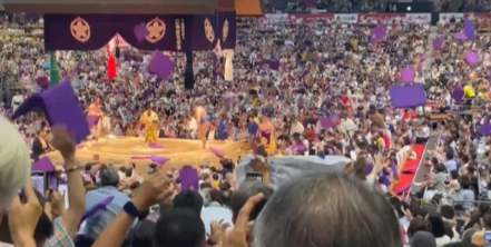 「座布団投げるな」「さすがに危険」照ノ富士に土、館内を舞った“無数”の座布団…マナーに苦言も 自らの手や座布団で頭を守る観客の姿も