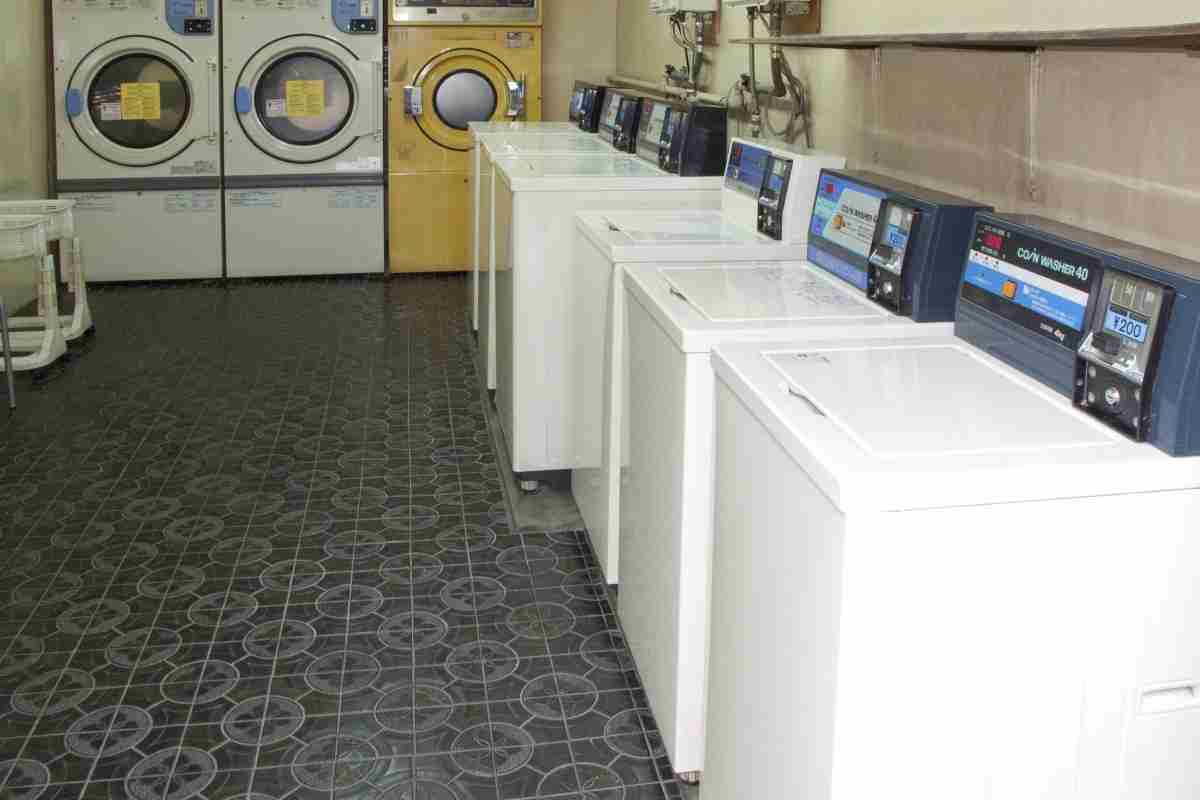 「飲酒してゴミ放置」「爆音でダンス」…コインランドリーに集う訪日外国人たちのマナーに地域住民から苦言も　「24時間営業で無人」の居心地の良さから“交流の場”に発展
