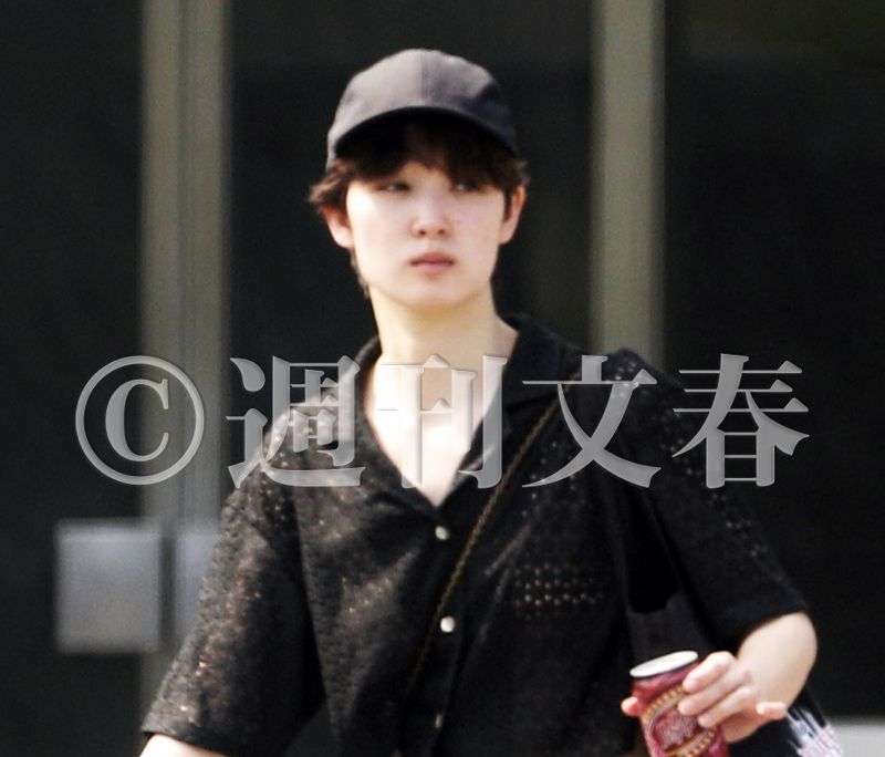 《前澤友作と破局から2年》女優・剛力彩芽（30）“10キロ体重増”の貫禄姿「肩に羽織ったジャケットをなびかせて…」