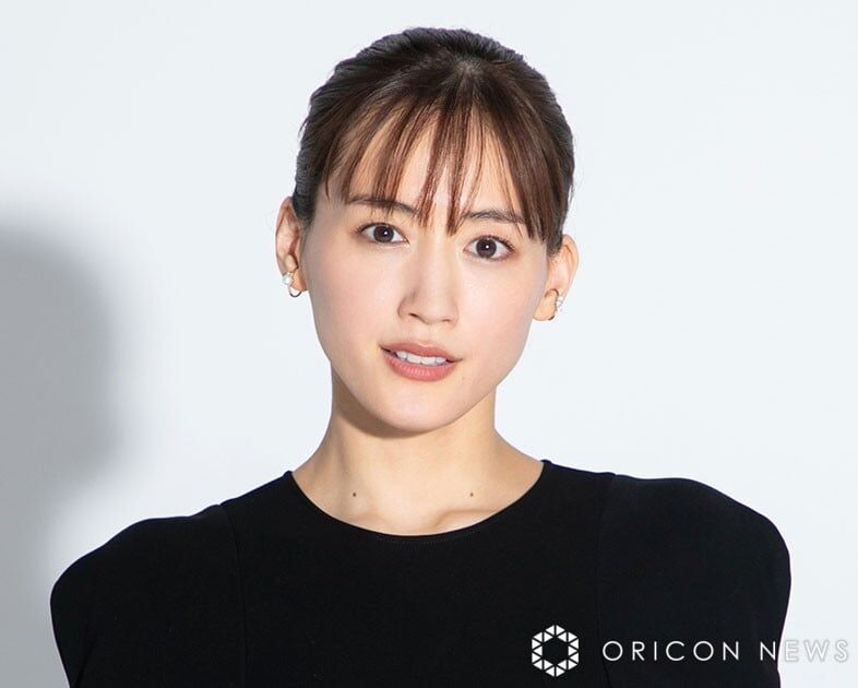 綾瀬はるか、水着姿で艶やか美ボディ アンニュイな表情で大人の色気