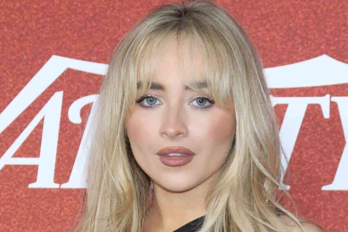 サブリナ・カーペンター、扇情的な衣装で「男性に奉仕する」ポーズ…アルバム写真に「女性蔑視」批判