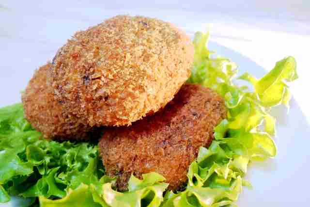 「コロッケ、餃子はご飯のおかずになりますか？」で激論　投稿に注目集まる