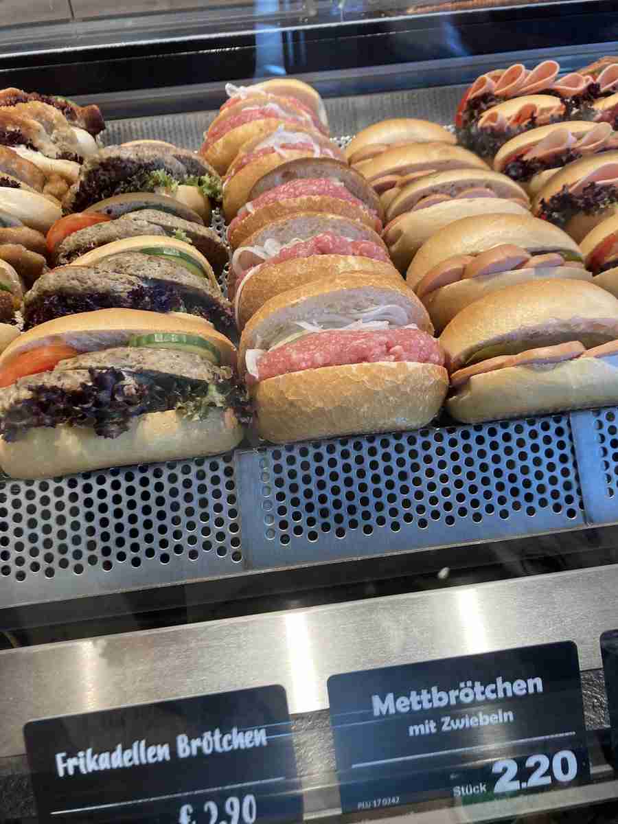 ドイツでは日本の刺身と同じくらいの情熱で生の豚肉を食べる文化がある「刺身を禁忌する気持ちが分かった」