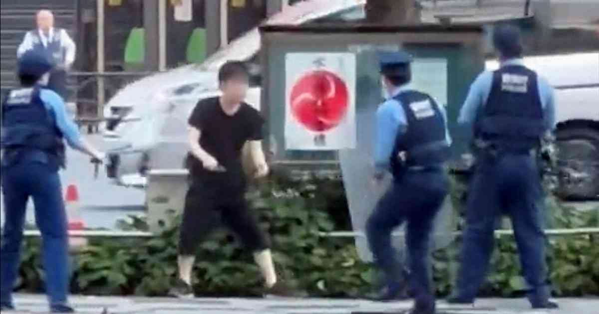 池袋駅前で包丁振り回す　警察官に囲まれ抵抗も　容疑の男性逮捕
