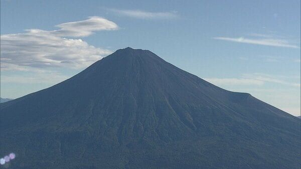 閉山中の富士山静岡側でアメリカ国籍の女性が道迷い　「夜で恐怖を感じていて…」　警察の山岳遭難救助隊が出動する事態に