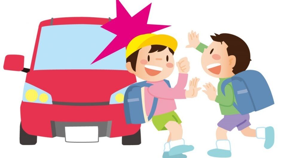 駐車場で遊ぶ親子