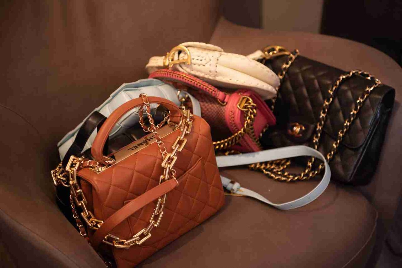 【見た目編】身近にもいる！「バブル時代を引きずっている人」の特徴…外見のパターンは？