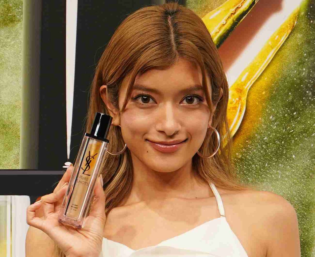 ローラ「すごくきわどい」超ハイレグ黒ビキニ姿に騒然「刺激が強い～」「もはや芸術」