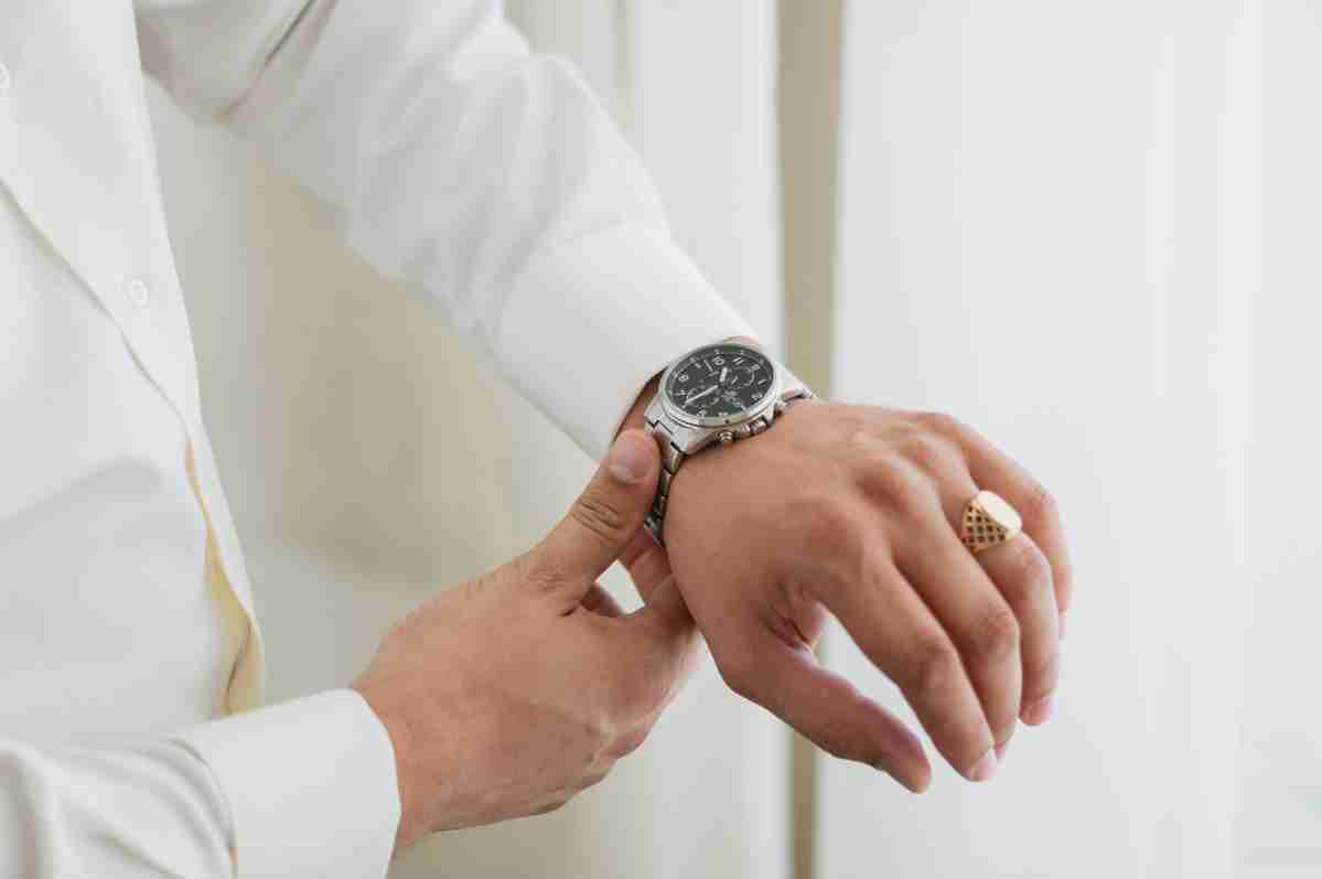 「ロレックス」ってなんで高いんですか？ 腕時計に「300万円」は高すぎるように感じますし、シルバーで似たような時計が「2000円」くらいで売っていると思うのですが…