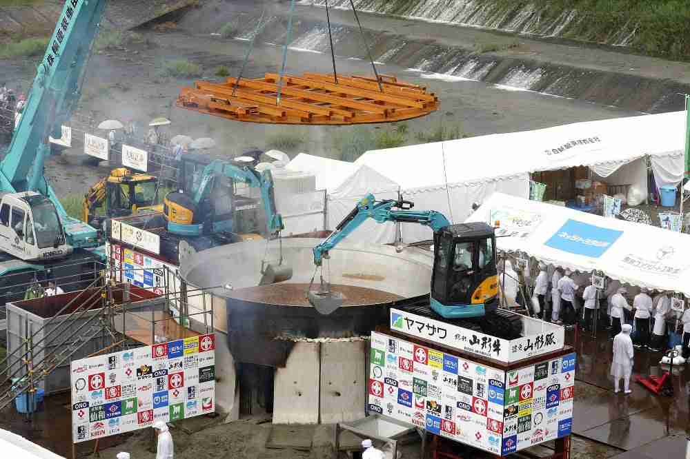 雷雨の中「工事現場みたいな」芋煮会、３万食を完売…雨よけの蓋をクレーンでつるしショベルカーで混ぜる