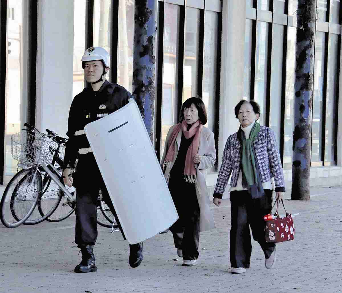 イオン「店内にクマ」、従業員らとっさの判断で家具売り場にバリケード…緊迫の２時間半「物々しい雰囲気だった」