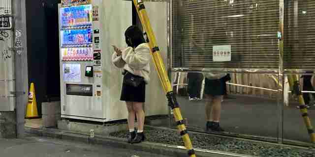 歌舞伎町・立ちんぼ女性「クリスマスの夜」に40〜50人が客待ちの“異変”も…悪質ホストクラブ「色恋営業」“規制”の難しさ