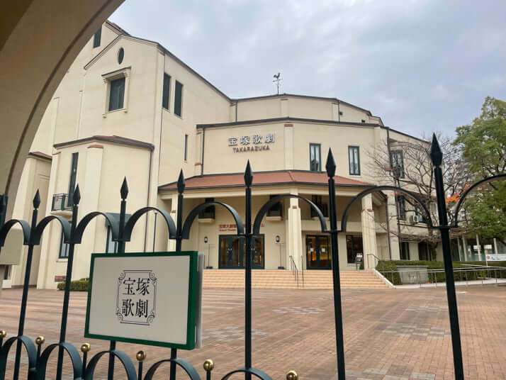 「親御さんの職業、年収は？」　宝塚・親会社のトップが音楽学校で“コンプラ無視”の面接、「会見後に旅行の話を楽しそうにしていた」との証言も