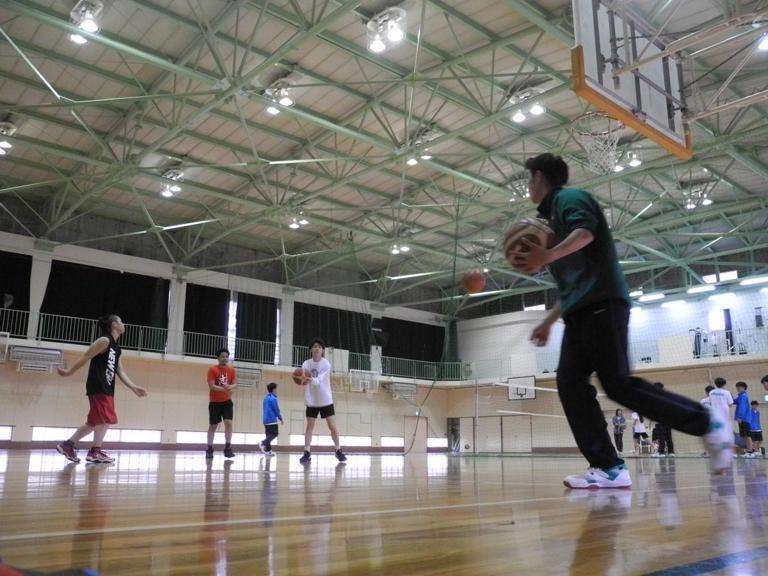 私立高校無償化で大阪府立高校の定員割れが深刻…生き残り策は？体育館では地域クラブが中学生を指導