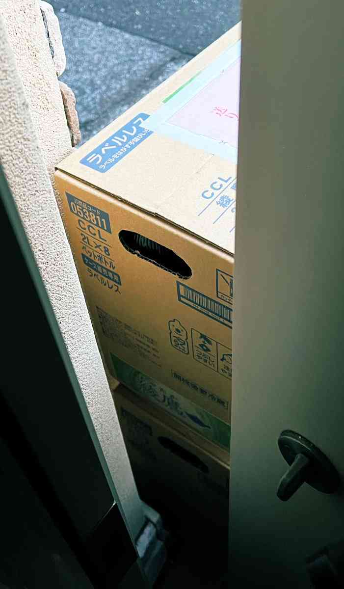 出かけようとしたら玄関の前にAmazonが32リットル分のペットボトルを置き配したため家から出られなくなった方の奮闘記