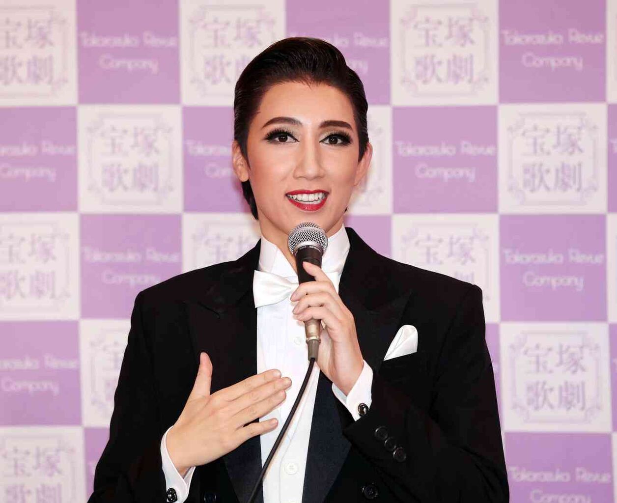 宝塚・宙組トップ真風涼帆が退団「宝塚に全集中してきたので、明日からは少しゆっくり」と笑み