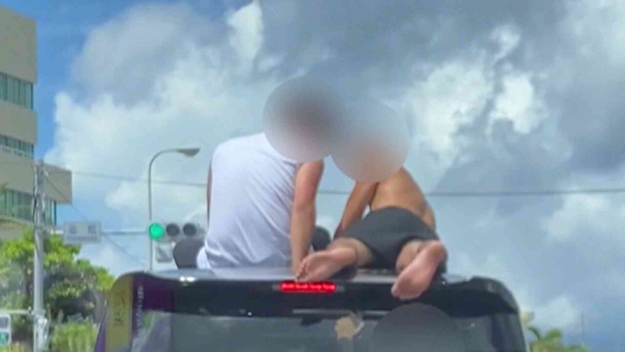 上半身裸で…奇声を発し手振る　“車の屋根に人”各地で相次ぐ