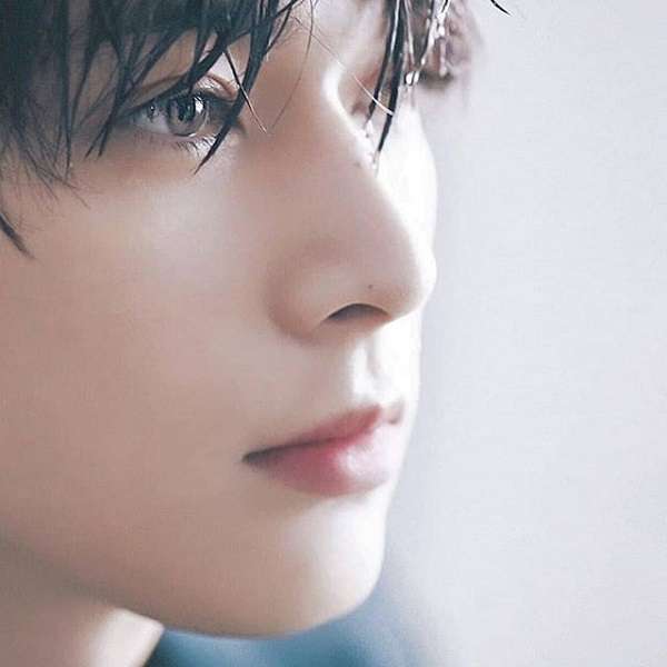 まつ毛の長い男性